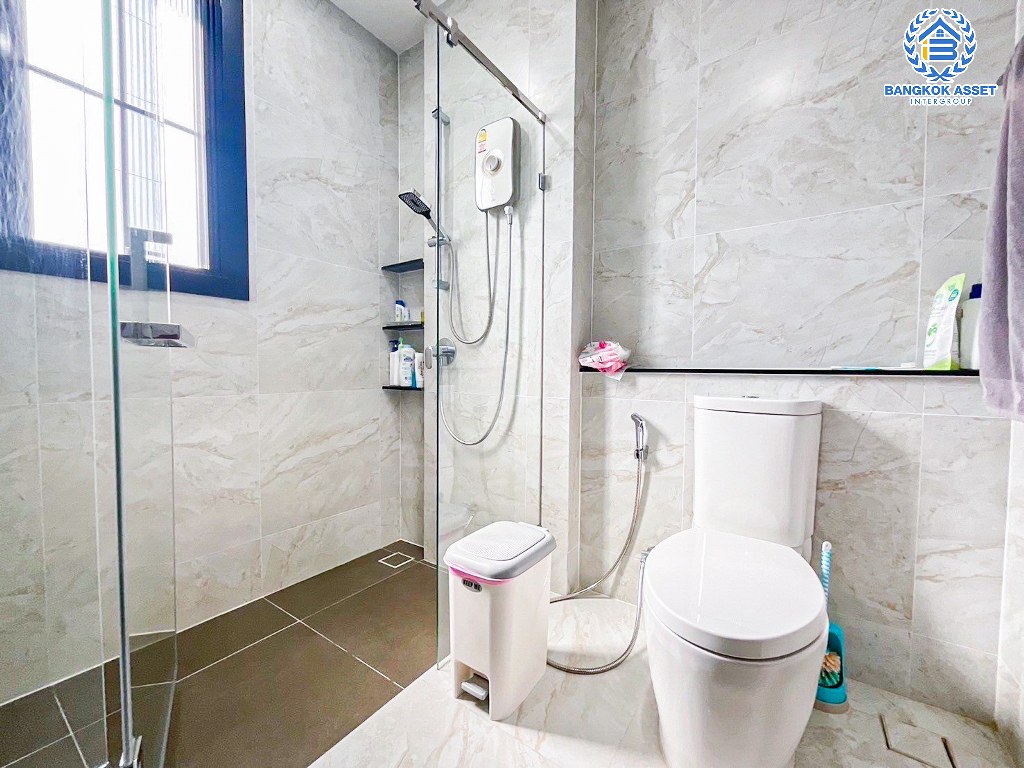 *****บ้านเดี่ยวมือสอง โครงการ เดอะพาลาซโซ่ ปิ่นเกล้า เนื้อที่ 115.60 ตร.ว. ฟังก์ชัน 4 ห้องนอน 5 ห้องน้ำ 3 ที่จอดรถ ตกแต่งหรูหรา พร้อมสระว่ายน้ำส่วนตัว พร้อมอยู่ โครงการบนทำเลเดินทางสะดวก เชื่อมต่อถนนพุทธมณฑลสาย2 ถนนสิรินธร ใกล้ห้างสรรพสินค้า เซ็นทรัล ปิ่นเกล้า และทางแยกยกระดับบรมราชชนนี