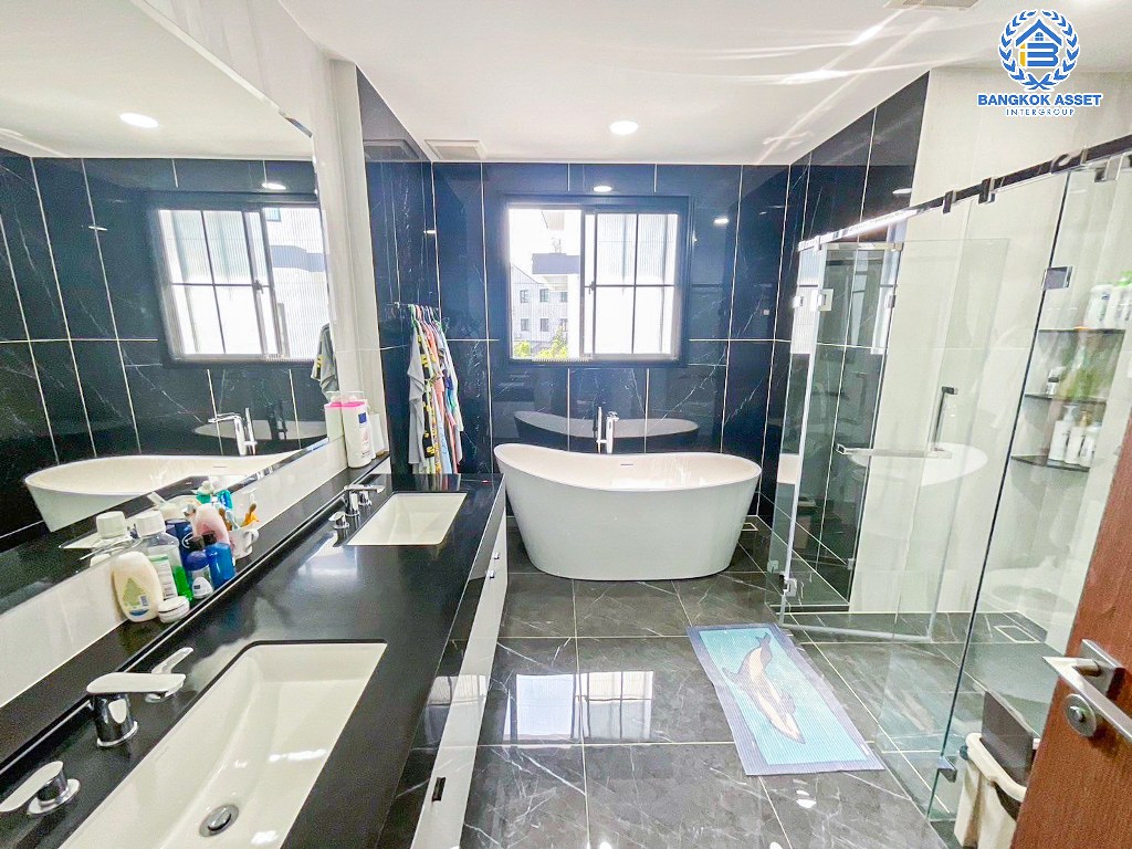 *****บ้านเดี่ยวมือสอง โครงการ เดอะพาลาซโซ่ ปิ่นเกล้า เนื้อที่ 115.60 ตร.ว. ฟังก์ชัน 4 ห้องนอน 5 ห้องน้ำ 3 ที่จอดรถ ตกแต่งหรูหรา พร้อมสระว่ายน้ำส่วนตัว พร้อมอยู่ โครงการบนทำเลเดินทางสะดวก เชื่อมต่อถนนพุทธมณฑลสาย2 ถนนสิรินธร ใกล้ห้างสรรพสินค้า เซ็นทรัล ปิ่นเกล้า และทางแยกยกระดับบรมราชชนนี