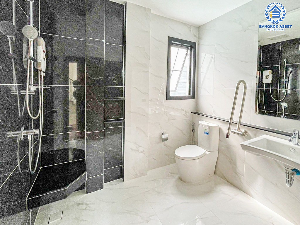 *****บ้านเดี่ยวมือสอง โครงการ เดอะพาลาซโซ่ ปิ่นเกล้า เนื้อที่ 115.60 ตร.ว. ฟังก์ชัน 4 ห้องนอน 5 ห้องน้ำ 3 ที่จอดรถ ตกแต่งหรูหรา พร้อมสระว่ายน้ำส่วนตัว พร้อมอยู่ โครงการบนทำเลเดินทางสะดวก เชื่อมต่อถนนพุทธมณฑลสาย2 ถนนสิรินธร ใกล้ห้างสรรพสินค้า เซ็นทรัล ปิ่นเกล้า และทางแยกยกระดับบรมราชชนนี