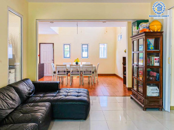 *****บ้านเดี่ยวมือสองนครปฐม โครงการ เสรีเพลส พุทธมณฑลสาย4 หลังมุม เนื้อที่ 110.9 ตร.ว. ฟังก์ชัน 5 ห้องนอน 6 ห้องน้ำ 4 ที่จอดรถ บ้านหลังใหญ่ สภาพดีพร้อมเข้าอยู่ บนทำเลเดินทางสะดวก เชื่อมต่อ ถ.พุทธมณฑลสาย4, ถ.เพชรเกษม ใกล้เซ็นทรัล ศาลายา และทางด่วน "เพชรเกษม-กาญจนาภิเษก"