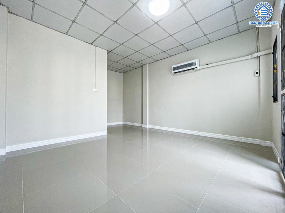 *****ทาวน์เฮ้าส์มือสองนนทบุรี หมู่บ้าน ร่มรื่นวิลล์6 กาญจนาภิเษก เนื้อที่กว้าง 20 ตร.ว. ฟังก์ชัน 2 ห้องนอน 2 ห้องน้ำ 1 ที่จอดรถ บ้านสภาพสวย พร้อมเข้าอยู่ บนทำเลแห่งการเดินทาง เชื่อมต่อ ถนนกาญจนาภิเษก, ถนนนครอินทร์ ใกล้จุดขึ้นทางด่วน "ศรีรัช" จองเลย!