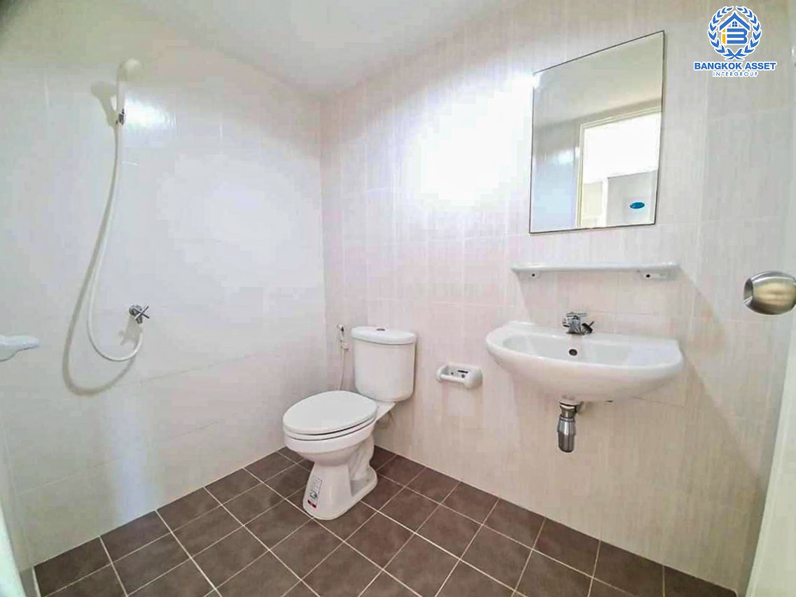 *****ทาวน์เฮ้าส์มือสองนนทบุรี โครงการ พฤกษา76 กาญจนาภิเษก เนื้อที่กว้างถึง 23.8 ตร.ว. ฟังก์ชัน 3 ห้องนอน 2 ห้องน้ำ 1 ที่จอดรถ บ้านสวยมาก รีโนเวทใหม่เรียบร้อย บนทำเลเดินทางสะดวก เชื่อมต่อ ถนนกาญจนาภิเษก, ถนนรัตนาธิเบศร์ ใกล้รถไฟฟ้าสายสีม่วง "สถานีตลาดบางใหญ่" และจุดขึ้นทางด่วน "ศรีรัช"