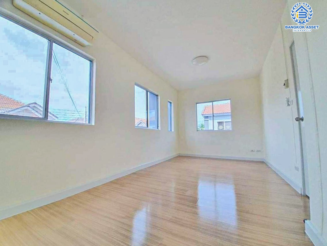 *****ทาวน์เฮ้าส์มือสองนนทบุรี โครงการ พฤกษา76 กาญจนาภิเษก เนื้อที่กว้างถึง 23.8 ตร.ว. ฟังก์ชัน 3 ห้องนอน 2 ห้องน้ำ 1 ที่จอดรถ บ้านสวยมาก รีโนเวทใหม่เรียบร้อย บนทำเลเดินทางสะดวก เชื่อมต่อ ถนนกาญจนาภิเษก, ถนนรัตนาธิเบศร์ ใกล้รถไฟฟ้าสายสีม่วง "สถานีตลาดบางใหญ่" และจุดขึ้นทางด่วน "ศรีรัช"