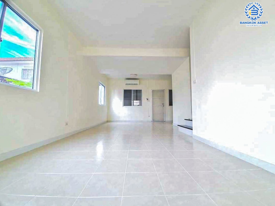 *****ทาวน์เฮ้าส์มือสองนนทบุรี โครงการ พฤกษา76 กาญจนาภิเษก เนื้อที่กว้างถึง 23.8 ตร.ว. ฟังก์ชัน 3 ห้องนอน 2 ห้องน้ำ 1 ที่จอดรถ บ้านสวยมาก รีโนเวทใหม่เรียบร้อย บนทำเลเดินทางสะดวก เชื่อมต่อ ถนนกาญจนาภิเษก, ถนนรัตนาธิเบศร์ ใกล้รถไฟฟ้าสายสีม่วง "สถานีตลาดบางใหญ่" และจุดขึ้นทางด่วน "ศรีรัช"