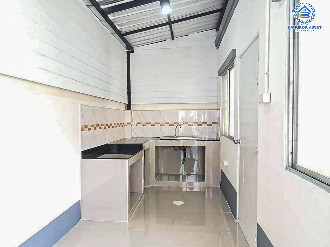 *****ทาวน์เฮ้าส์มือสองนนทบุรี โครงการ พฤกษา76 กาญจนาภิเษก เนื้อที่กว้างถึง 23.8 ตร.ว. ฟังก์ชัน 3 ห้องนอน 2 ห้องน้ำ 1 ที่จอดรถ บ้านสวยมาก รีโนเวทใหม่เรียบร้อย บนทำเลเดินทางสะดวก เชื่อมต่อ ถนนกาญจนาภิเษก, ถนนรัตนาธิเบศร์ ใกล้รถไฟฟ้าสายสีม่วง "สถานีตลาดบางใหญ่" และจุดขึ้นทางด่วน "ศรีรัช"