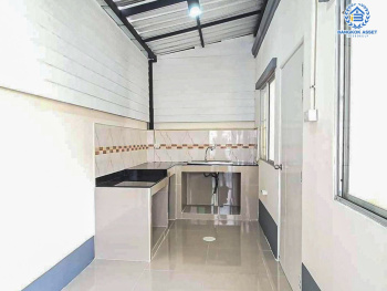 *****ทาวน์เฮ้าส์มือสองนนทบุรี โครงการ พฤกษา76 กาญจนาภิเษก เนื้อที่กว้างถึง 23.8 ตร.ว. ฟังก์ชัน 3 ห้องนอน 2 ห้องน้ำ 1 ที่จอดรถ บ้านสวยมาก รีโนเวทใหม่เรียบร้อย บนทำเลเดินทางสะดวก เชื่อมต่อ ถนนกาญจนาภิเษก, ถนนรัตนาธิเบศร์ ใกล้รถไฟฟ้าสายสีม่วง "สถานีตลาดบางใหญ่" และจุดขึ้นทางด่วน "ศรีรัช"