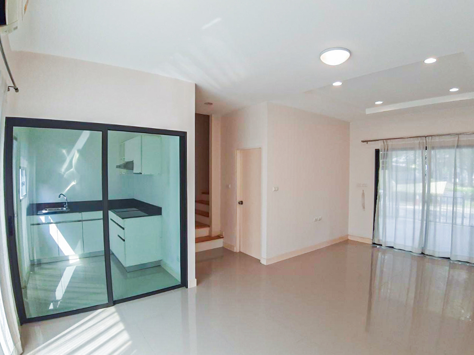 ทาวน์โฮม 3 ชั้นมือสอง โครงการ ธนาคลัสเตอร์ ราชพฤกษ์-สถานีบางพูล เนื้อที่ 20.90 ตร.ว ฟังก์ชัน 4 ห้องนอน 3 ห้องน้ำ 2 ที่จอดรถ บ้านใหม่ บรรยากาศดีร่มรื่น บนทำเลเชื่อมต่อถนนรัตนาธิเบศร์ ถนนราชพฤกษ์ ใกล้รถไฟฟ้าสายสีม่วง "สถานีบางรักใหญ่"