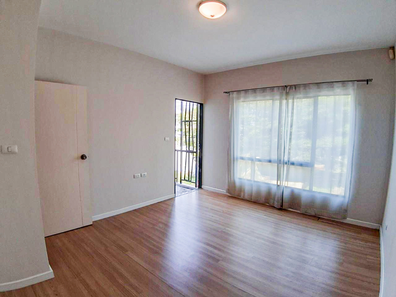 ทาวน์โฮม 3 ชั้นมือสอง โครงการ ธนาคลัสเตอร์ ราชพฤกษ์-สถานีบางพูล เนื้อที่ 20.90 ตร.ว ฟังก์ชัน 4 ห้องนอน 3 ห้องน้ำ 2 ที่จอดรถ บ้านใหม่ บรรยากาศดีร่มรื่น บนทำเลเชื่อมต่อถนนรัตนาธิเบศร์ ถนนราชพฤกษ์ ใกล้รถไฟฟ้าสายสีม่วง "สถานีบางรักใหญ่"