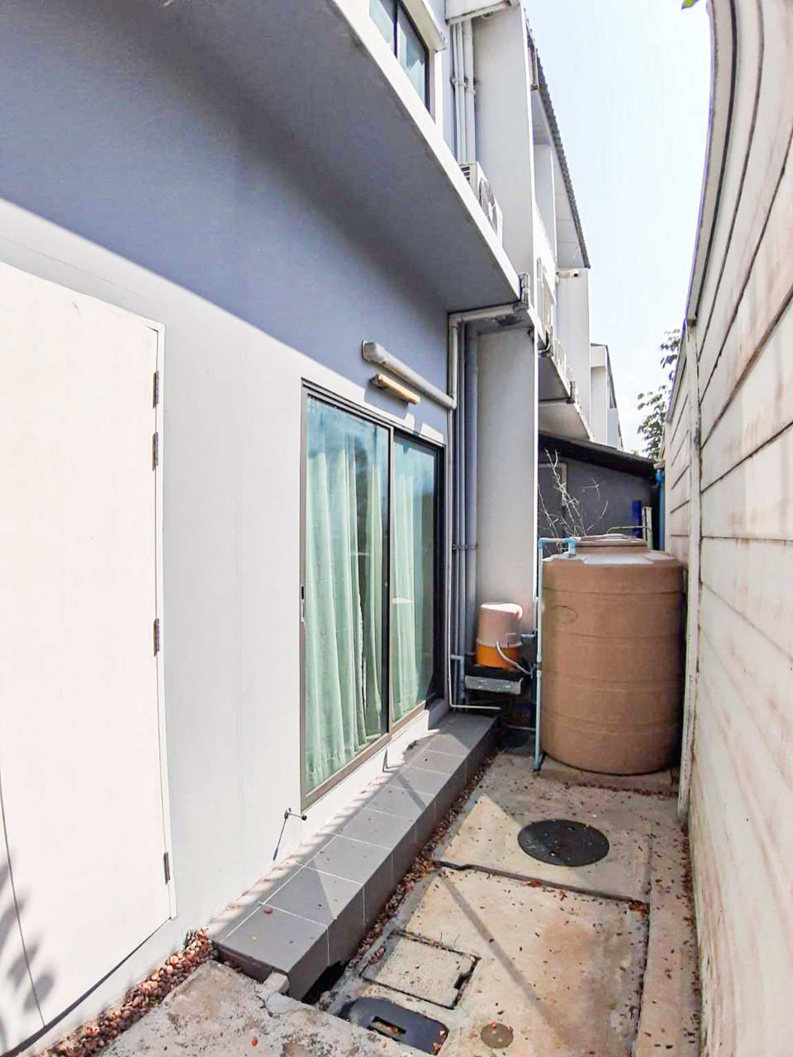 ทาวน์โฮม 3 ชั้นมือสอง โครงการ ธนาคลัสเตอร์ ราชพฤกษ์-สถานีบางพูล เนื้อที่ 20.90 ตร.ว ฟังก์ชัน 4 ห้องนอน 3 ห้องน้ำ 2 ที่จอดรถ บ้านใหม่ บรรยากาศดีร่มรื่น บนทำเลเชื่อมต่อถนนรัตนาธิเบศร์ ถนนราชพฤกษ์ ใกล้รถไฟฟ้าสายสีม่วง "สถานีบางรักใหญ่"