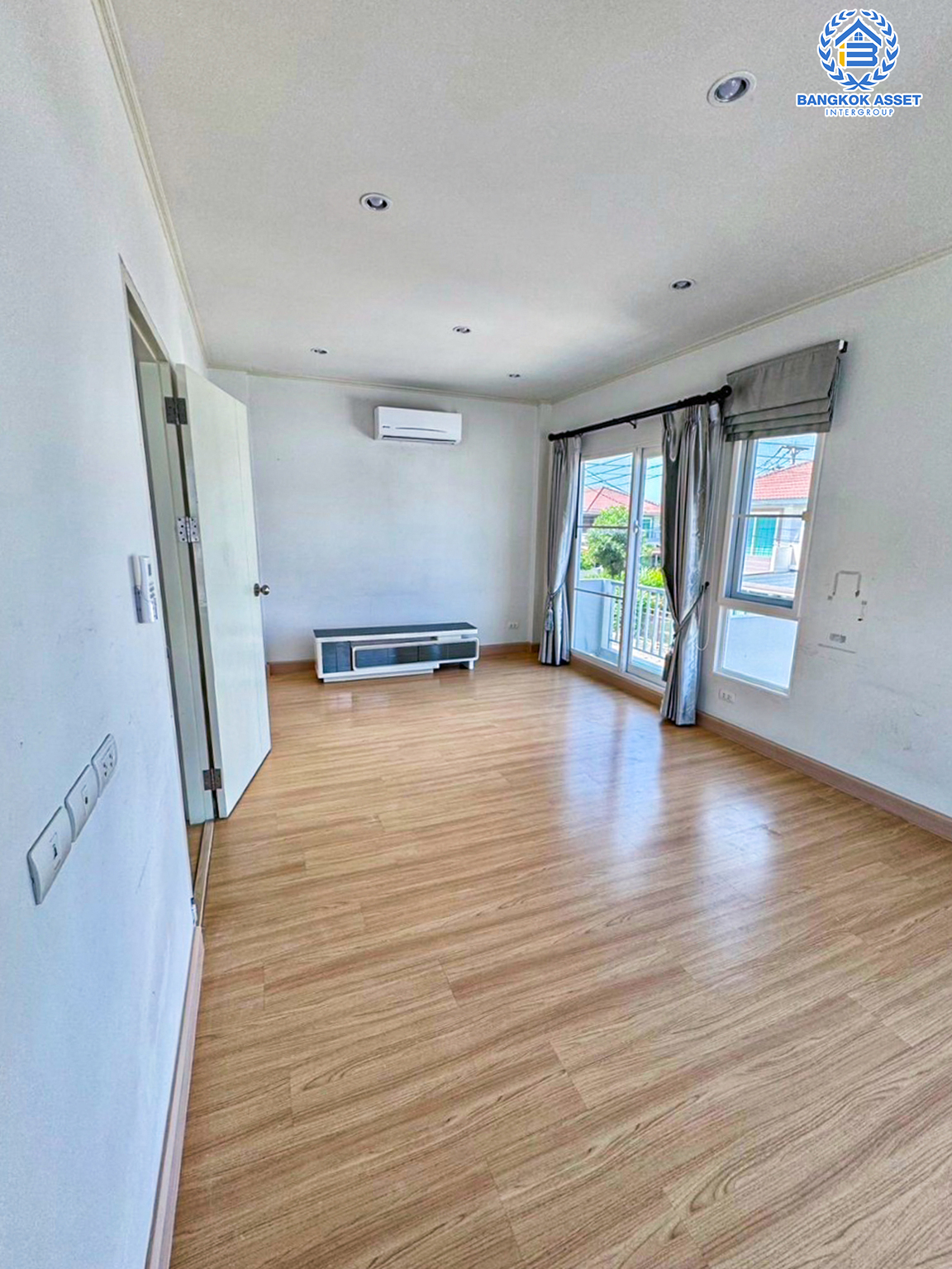 *****บ้านแฝดมือสอง โครงการ ศุภาลัยเบลล่า วงแหวน-ลำลูกกา เนื้อที่ 41.20 ตร.ว ฟังก์ชัน 4 ห้องนอน 2 ห้องน้ำ 2 ที่จอดรถ บ้านสวย บรรยากาศดี ได้พื้นที่กว้าง บนทำเลเชื่อมต่อถนนลำลูกกา ถนนคลอง4 ถนนกาญจาภิเษก ใกล้รถไฟฟ้าสายสีเขียว "สถานีคลอง4"