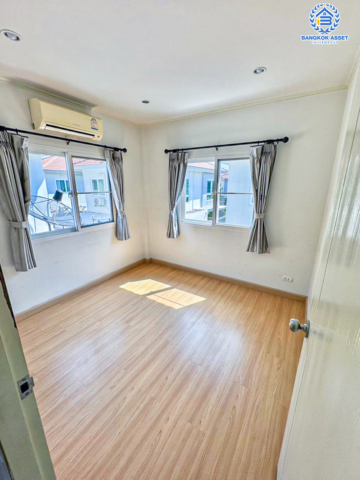 *****บ้านแฝดมือสอง โครงการ ศุภาลัยเบลล่า วงแหวน-ลำลูกกา เนื้อที่ 41.20 ตร.ว ฟังก์ชัน 4 ห้องนอน 2 ห้องน้ำ 2 ที่จอดรถ บ้านสวย บรรยากาศดี ได้พื้นที่กว้าง บนทำเลเชื่อมต่อถนนลำลูกกา ถนนคลอง4 ถนนกาญจาภิเษก ใกล้รถไฟฟ้าสายสีเขียว "สถานีคลอง4"