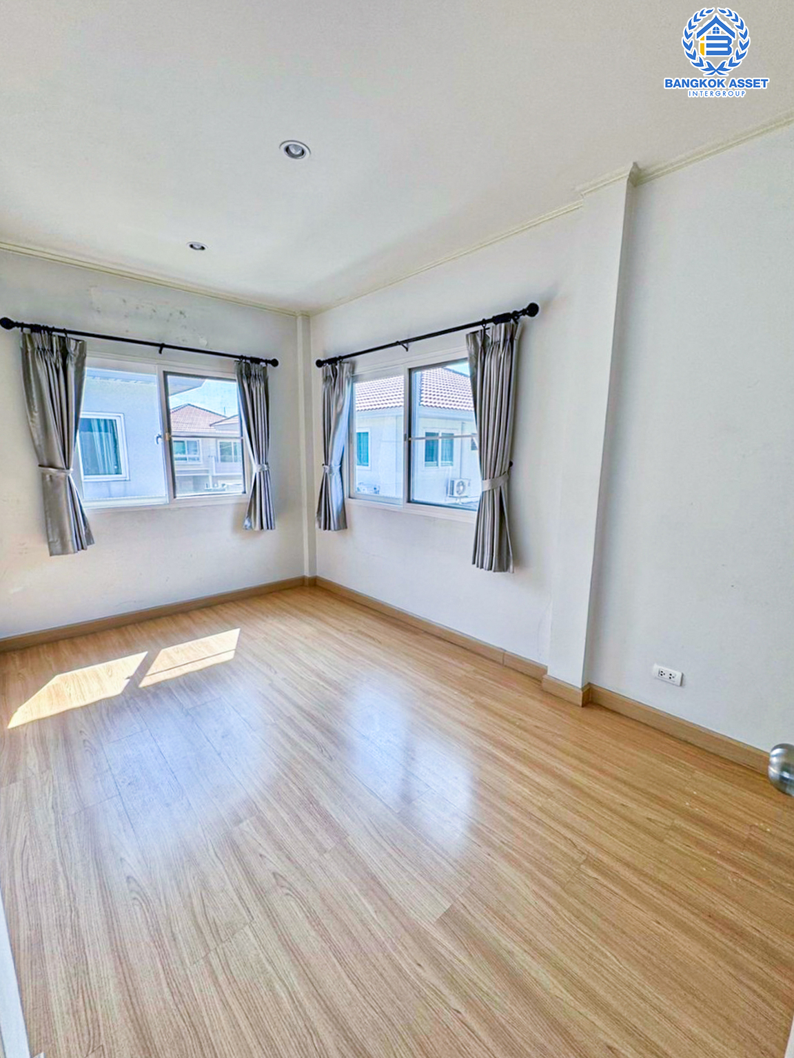 *****บ้านแฝดมือสอง โครงการ ศุภาลัยเบลล่า วงแหวน-ลำลูกกา เนื้อที่ 41.20 ตร.ว ฟังก์ชัน 4 ห้องนอน 2 ห้องน้ำ 2 ที่จอดรถ บ้านสวย บรรยากาศดี ได้พื้นที่กว้าง บนทำเลเชื่อมต่อถนนลำลูกกา ถนนคลอง4 ถนนกาญจาภิเษก ใกล้รถไฟฟ้าสายสีเขียว "สถานีคลอง4"