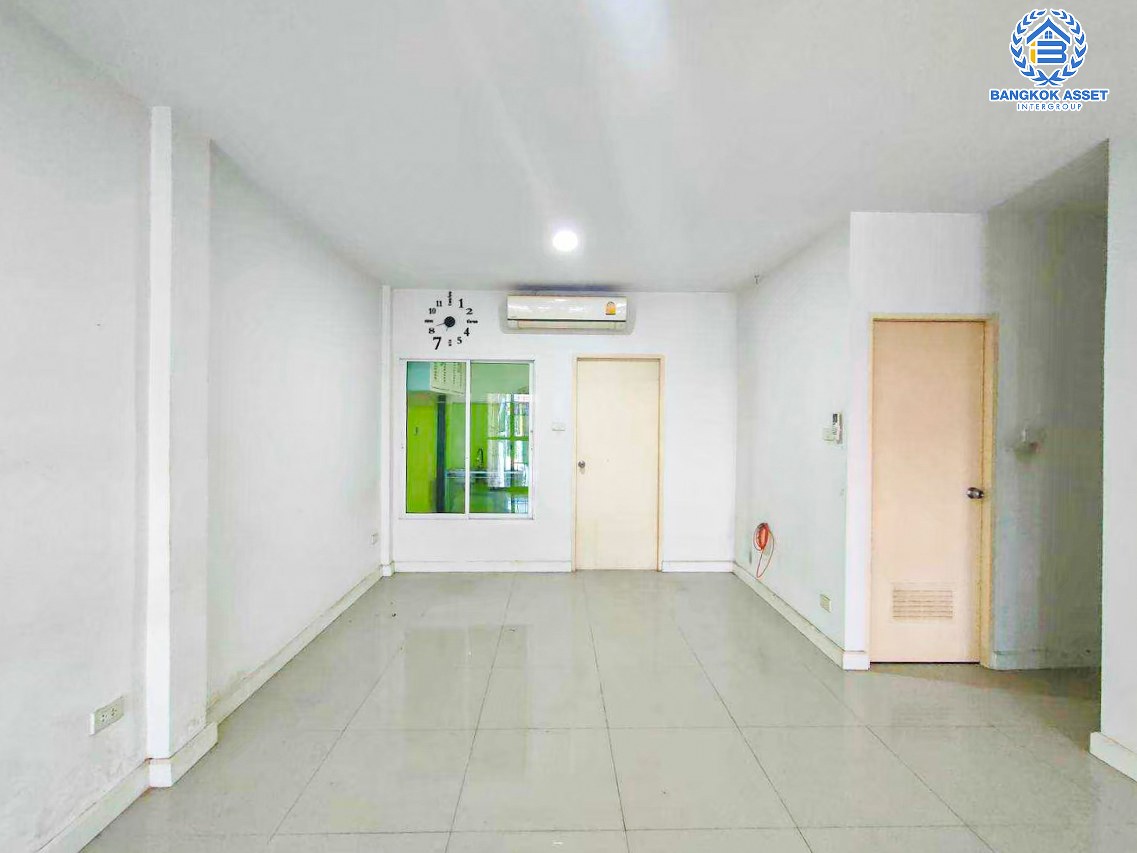 *****ทาวน์เฮ้าส์มือสองนครปฐม โครงการ The joy home อ้อมใหญ่-สามพราน เนื้อที่ 16.2 ตร.ว. ฟังก์ชัน 3 ห้องนอน 2 ห้องน้ำ 1 ที่จอดรถ แถมฟรี! 2 เครื่องปรับอากาศ บนทำเลแห่งการเดินทาง เชื่อมต่อ ถนนเพชรเกษม, ถนนพุทธมณฑลสาย 5 ใกล้บิ๊กซี อ้อมใหญ่ จองเลย!