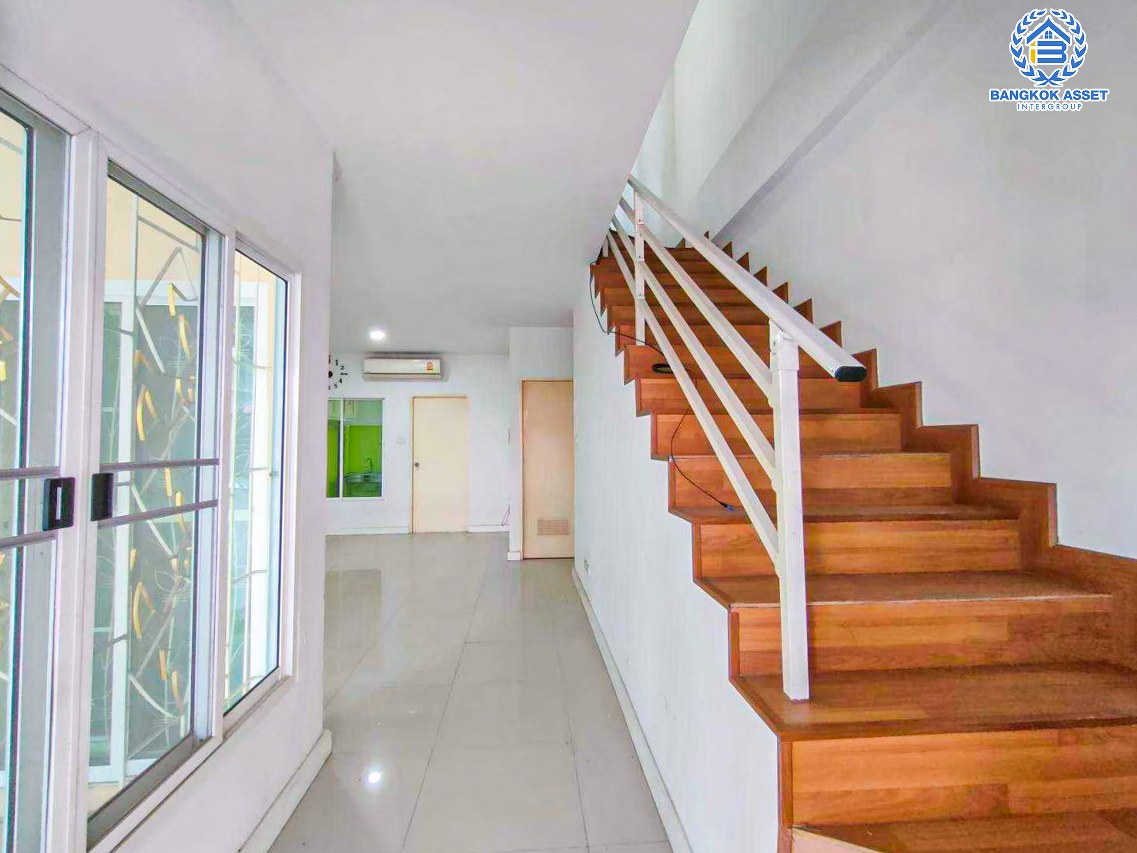 *****ทาวน์เฮ้าส์มือสองนครปฐม โครงการ The joy home อ้อมใหญ่-สามพราน เนื้อที่ 16.2 ตร.ว. ฟังก์ชัน 3 ห้องนอน 2 ห้องน้ำ 1 ที่จอดรถ แถมฟรี! 2 เครื่องปรับอากาศ บนทำเลแห่งการเดินทาง เชื่อมต่อ ถนนเพชรเกษม, ถนนพุทธมณฑลสาย 5 ใกล้บิ๊กซี อ้อมใหญ่ จองเลย!