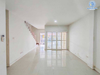 *****ทาวน์เฮ้าส์มือสองนครปฐม โครงการ The joy home อ้อมใหญ่-สามพราน เนื้อที่ 16.2 ตร.ว. ฟังก์ชัน 3 ห้องนอน 2 ห้องน้ำ 1 ที่จอดรถ แถมฟรี! 2 เครื่องปรับอากาศ บนทำเลแห่งการเดินทาง เชื่อมต่อ ถนนเพชรเกษม, ถนนพุทธมณฑลสาย 5 ใกล้บิ๊กซี อ้อมใหญ่ จองเลย!