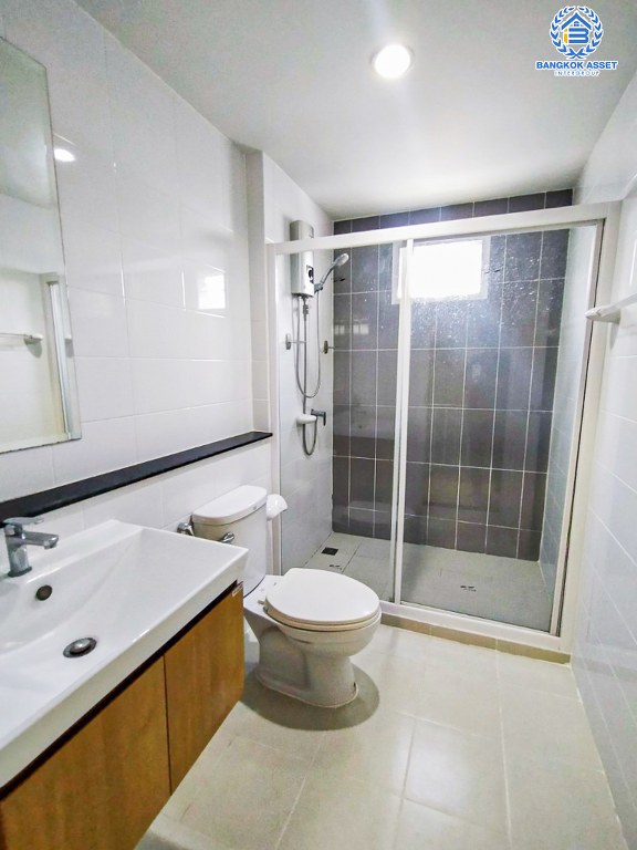 *****บ้านแฝดมือสอง โครงการ เดอะวิลเลจ เอ็กซ์คลูซีฟ บางนา กม.10 เนื้อที่ 31.20 ตร.ว. ฟังก์ชัน 4 ห้องนอน 2 ห้องน้ำ 2 ที่จอดรถ โครงการบนทำเลดี เชื่อมต่อถนนบางนา-ตราด ถนนศรีนครินทร์ ใกล้รถไฟฟ้าสายสีเขียว "สถานีวัดสกุล" และใกล้สนามบินสุวรรณภูมิ ใกล้วงแหวนกาญจนาภิเษก, ทางพิเศษบูรพาวิถี