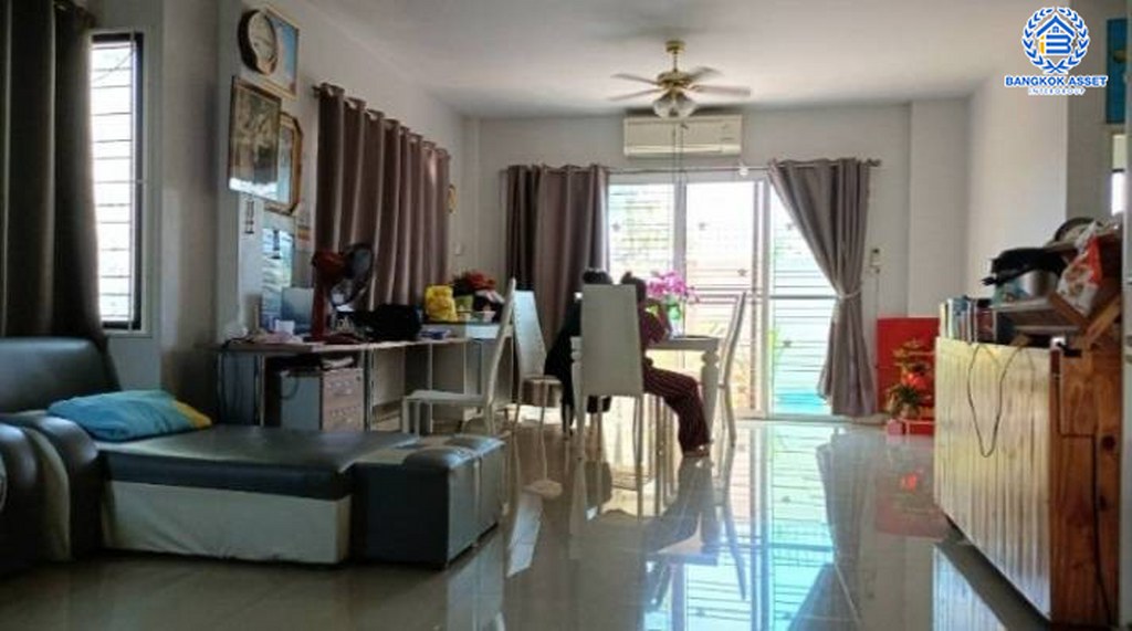 *****บ้านเดี่ยวมือสอง โครงการ เฮ้าส์ เดอะ ฮัมบูร์ก รามอินทรา-หทัยราษฎร์ เนื้อที่ 54.70 ตร.ว. ฟังก์ชัน 3 ห้องนอน 3 ห้องน้ำ 2 ที่จอดรถ โครงการบนทำเลเดินทางสะดวก เชื่อมต่อถนนหทัยราษร์ ถนนเลียบคลอง2 ถนนพระยาสุเรนทร์ ใกล้รถไฟฟ้าสายสีชมพู "สถานีเศรษฐบุตรบำเพ็ญ" และจุดขึ้นทางด่วน "จตุโชติ-สุขาภิบาล5"