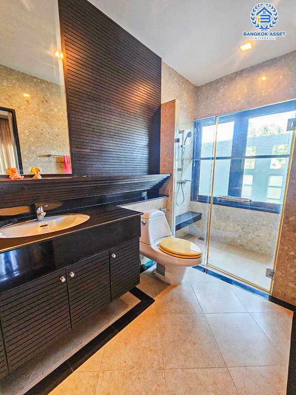 *****บ้านเดี่ยวมือสอง โครงการ ณุศาศิริ สาทร-ปิ่นกล้า เนื้อที่ 190.80 ตร.ว. ฟังก์ชัน 5 ห้องนอน 5 ห้องน้ำ 3 ที่จอดรถ บ้านหลังใหญ่ พร้อมสระว่ายน้ำ พื้นที่ใช้สอยกว้างขวาง โครงการบนทำเลศักยภาพ ที่เชื่อมต่อถนนบรมราชชนนี ถนนสิรินธร ถนนจรัญสนิทวงศ์ ใกล้รถไฟฟ้าสายสีน้ำเงิน "สถานีบางหว้า" และจุดขึ้นทางด่วน "ตลิ่งชัน"