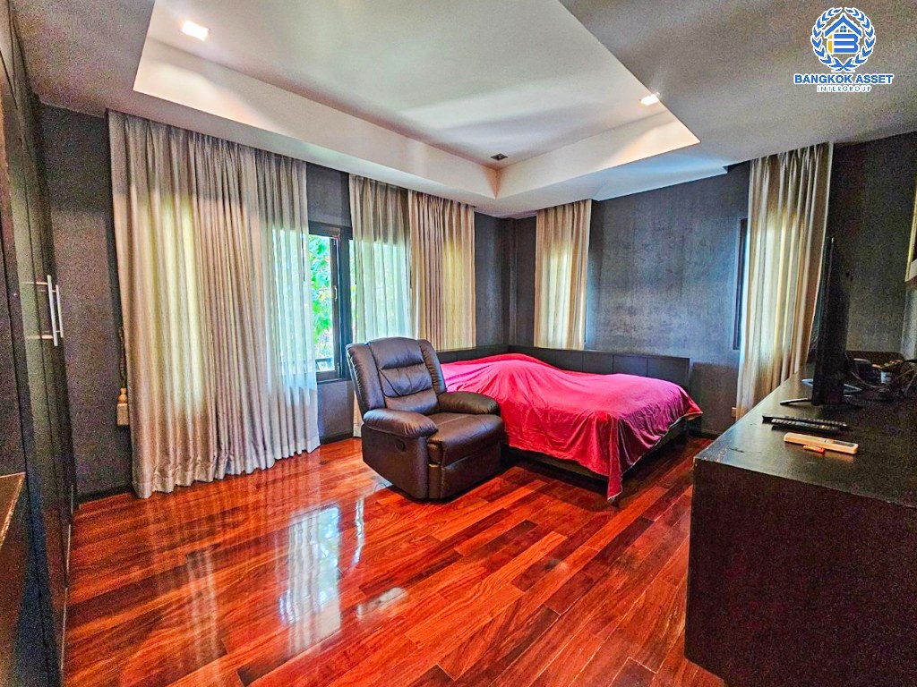 *****บ้านเดี่ยวมือสอง โครงการ ณุศาศิริ สาทร-ปิ่นกล้า เนื้อที่ 190.80 ตร.ว. ฟังก์ชัน 5 ห้องนอน 5 ห้องน้ำ 3 ที่จอดรถ บ้านหลังใหญ่ พร้อมสระว่ายน้ำ พื้นที่ใช้สอยกว้างขวาง โครงการบนทำเลศักยภาพ ที่เชื่อมต่อถนนบรมราชชนนี ถนนสิรินธร ถนนจรัญสนิทวงศ์ ใกล้รถไฟฟ้าสายสีน้ำเงิน "สถานีบางหว้า" และจุดขึ้นทางด่วน "ตลิ่งชัน"