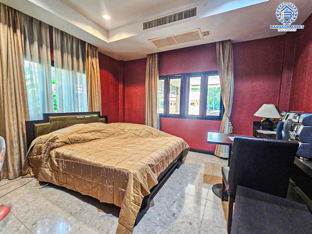 *****บ้านเดี่ยวมือสอง โครงการ ณุศาศิริ สาทร-ปิ่นกล้า เนื้อที่ 190.80 ตร.ว. ฟังก์ชัน 5 ห้องนอน 5 ห้องน้ำ 3 ที่จอดรถ บ้านหลังใหญ่ พร้อมสระว่ายน้ำ พื้นที่ใช้สอยกว้างขวาง โครงการบนทำเลศักยภาพ ที่เชื่อมต่อถนนบรมราชชนนี ถนนสิรินธร ถนนจรัญสนิทวงศ์ ใกล้รถไฟฟ้าสายสีน้ำเงิน "สถานีบางหว้า" และจุดขึ้นทางด่วน "ตลิ่งชัน"