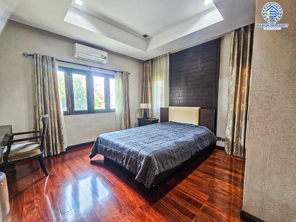 *****บ้านเดี่ยวมือสอง โครงการ ณุศาศิริ สาทร-ปิ่นกล้า เนื้อที่ 190.80 ตร.ว. ฟังก์ชัน 5 ห้องนอน 5 ห้องน้ำ 3 ที่จอดรถ บ้านหลังใหญ่ พร้อมสระว่ายน้ำ พื้นที่ใช้สอยกว้างขวาง โครงการบนทำเลศักยภาพ ที่เชื่อมต่อถนนบรมราชชนนี ถนนสิรินธร ถนนจรัญสนิทวงศ์ ใกล้รถไฟฟ้าสายสีน้ำเงิน "สถานีบางหว้า" และจุดขึ้นทางด่วน "ตลิ่งชัน"