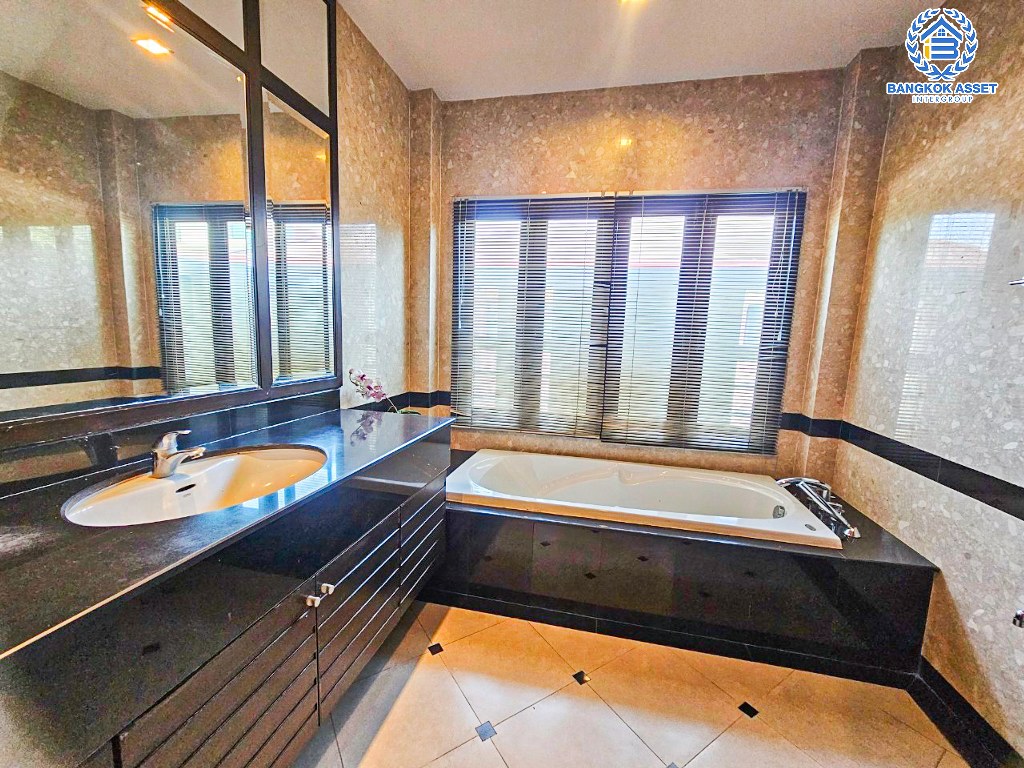 *****บ้านเดี่ยวมือสอง โครงการ ณุศาศิริ สาทร-ปิ่นกล้า เนื้อที่ 190.80 ตร.ว. ฟังก์ชัน 5 ห้องนอน 5 ห้องน้ำ 3 ที่จอดรถ บ้านหลังใหญ่ พร้อมสระว่ายน้ำ พื้นที่ใช้สอยกว้างขวาง โครงการบนทำเลศักยภาพ ที่เชื่อมต่อถนนบรมราชชนนี ถนนสิรินธร ถนนจรัญสนิทวงศ์ ใกล้รถไฟฟ้าสายสีน้ำเงิน "สถานีบางหว้า" และจุดขึ้นทางด่วน "ตลิ่งชัน"