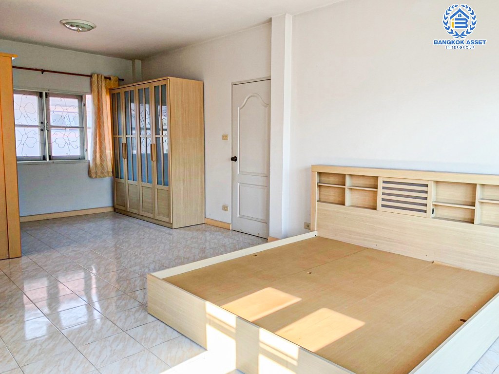 *****บ้านเดี่ยวมือสอง โครงการ บ้านรุ่งอรุณ กาญจนาภิเษก เนื้อที่ 53.40 ตร.ว. ฟังก์ชัน 3 ห้องนอน 2 ห้องน้ำ 2 ที่จอดรถ บ้านสวย เหมือนใหม่พร้อมเข้าอยู่ ได้พื้นที่ใช้สอยกว้างขวาง บนโครงการเดินทางสะดวก เชื่อมต่อถนนกาญจนาภิเษก ถนนบางใหญ่-บางบัวทอง ถนนบรมราชชนนี และจุดขึ้นทางด่วน "ศรีรัช"