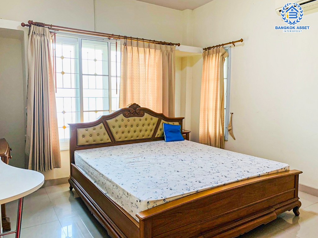 บ้านเดี่ยวมือสอง โครงการ บ้านสาวิตรี ศาลาธรรมสพน์ เนื้อที่ 74.30 ตร.ว. ฟังก์ชัน 3 ห้องนอน 3 ห้องน้ำ 4 ที่จอดรถ โครงการบนทำเลเดินทางสะดวก เชื่อมต่อถนนบรมราชชนนี ถนนพุทธมลฑลสาย2 ถนนศาลาธรรมสพน์ ใกล้มหาวิทยาลัยมหิดล ศาลายา และจุดขึ้นทางคู่ขนานบรมราชชนนี...