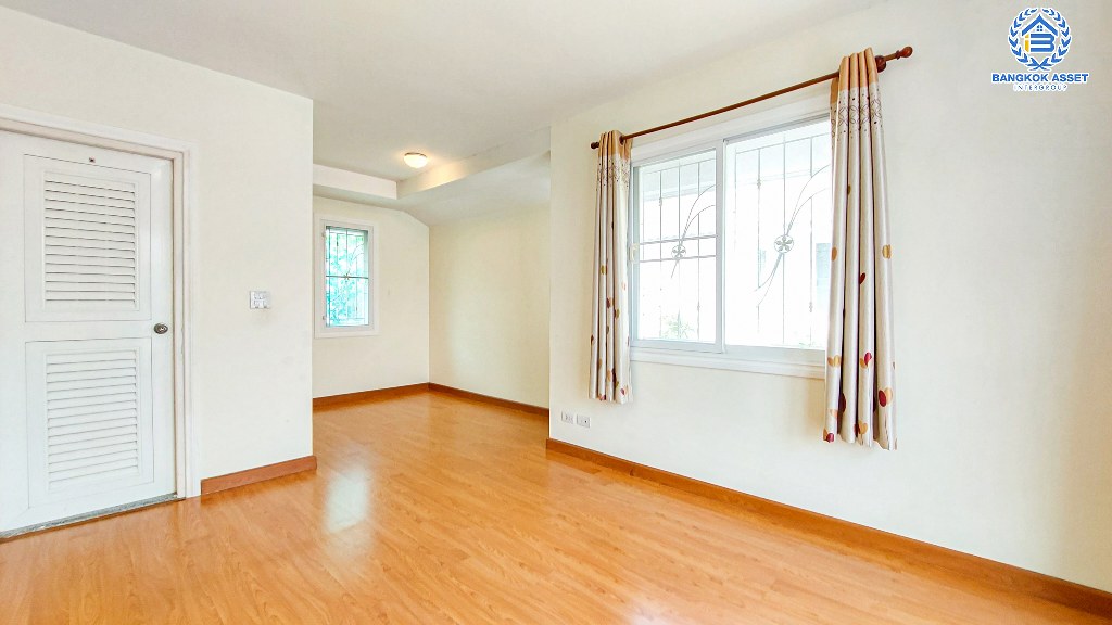 บ้านแฝดมือสอง โครงการ โฮมเพลส วงแหวน-รัตนาธิเบศร์ เนื้อที่ 37.50 ตร.ว. ฟังก์ชัน 3 ห้องนอน 2 ห้องน้ำ ที่จอดรถ 2 คัน บ้านพร้อมอยู่ ตั้งอยู่บนทำเลแห่งการเดินทาง ใกล้รถไฟฟ้าสายสีม่วง "สถานีคลองบางไผ่" และจุดขึ้นทางด่วน "กาญจนาภิเษก"...