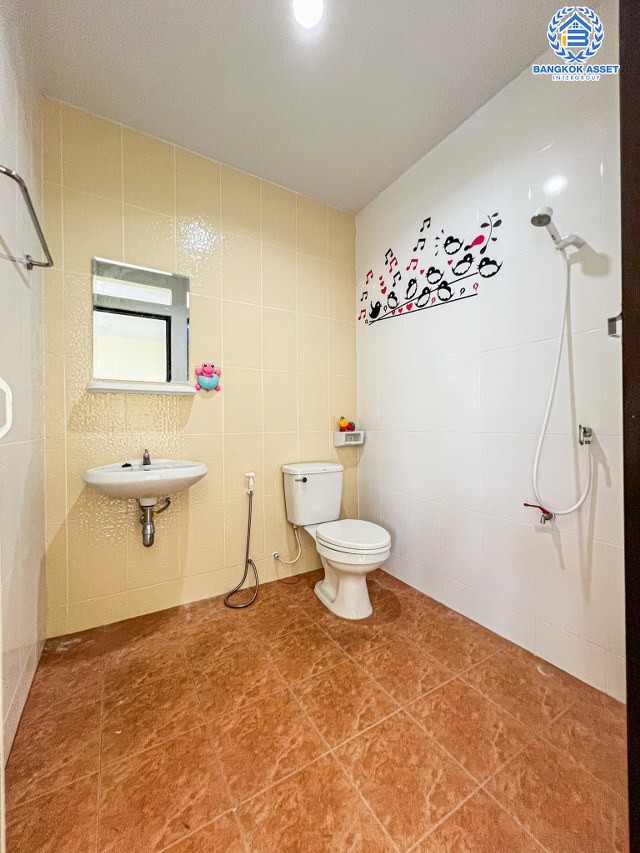 *****ทาวน์เฮ้าส์มือสองนนทบุรี โครงการ พระปิ่น3 กาญจนาภิเษก เนื้อที่กว้าง 22.5 ตร.ว. ฟังก์ชัน 3 ห้องนอน 3 ห้องน้ำ 2 ที่จอดรถ บ้านใหม่มาก ไม่ค่อยได้อยู่ บนทำเลใกล้ห้างเซ็นทรัลเวสต์เกต เชื่อมต่อ ถนนกาญจนาภิเษก, ถนนรัตนาธิเบศร์ ใกล้รถไฟฟ้าสายสีม่วง "สถานีตลาดบางใหญ่"