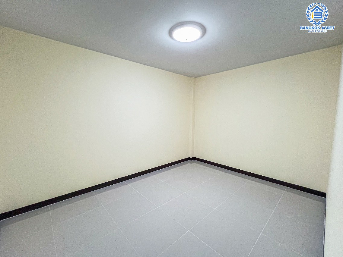 *****ทาวน์เฮ้าส์มือสองนนทบุรี โครงการ พระปิ่น3 กาญจนาภิเษก เนื้อที่กว้าง 22.5 ตร.ว. ฟังก์ชัน 3 ห้องนอน 3 ห้องน้ำ 2 ที่จอดรถ บ้านใหม่มาก ไม่ค่อยได้อยู่ บนทำเลใกล้ห้างเซ็นทรัลเวสต์เกต เชื่อมต่อ ถนนกาญจนาภิเษก, ถนนรัตนาธิเบศร์ ใกล้รถไฟฟ้าสายสีม่วง "สถานีตลาดบางใหญ่"