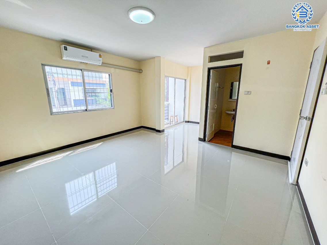 *****ทาวน์เฮ้าส์มือสองนนทบุรี โครงการ พระปิ่น3 กาญจนาภิเษก เนื้อที่กว้าง 22.5 ตร.ว. ฟังก์ชัน 3 ห้องนอน 3 ห้องน้ำ 2 ที่จอดรถ บ้านใหม่มาก ไม่ค่อยได้อยู่ บนทำเลใกล้ห้างเซ็นทรัลเวสต์เกต เชื่อมต่อ ถนนกาญจนาภิเษก, ถนนรัตนาธิเบศร์ ใกล้รถไฟฟ้าสายสีม่วง "สถานีตลาดบางใหญ่"