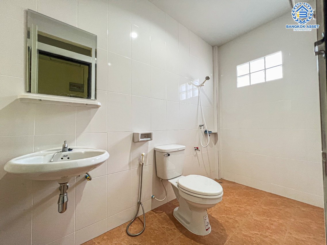 *****ทาวน์เฮ้าส์มือสองนนทบุรี โครงการ พระปิ่น3 กาญจนาภิเษก เนื้อที่กว้าง 22.5 ตร.ว. ฟังก์ชัน 3 ห้องนอน 3 ห้องน้ำ 2 ที่จอดรถ บ้านใหม่มาก ไม่ค่อยได้อยู่ บนทำเลใกล้ห้างเซ็นทรัลเวสต์เกต เชื่อมต่อ ถนนกาญจนาภิเษก, ถนนรัตนาธิเบศร์ ใกล้รถไฟฟ้าสายสีม่วง "สถานีตลาดบางใหญ่"