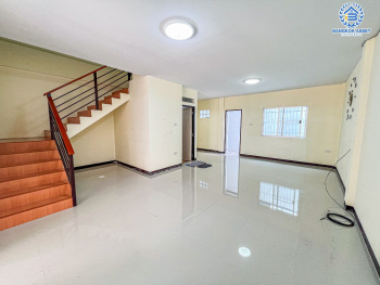 *****ทาวน์เฮ้าส์มือสองนนทบุรี โครงการ พระปิ่น3 กาญจนาภิเษก เนื้อที่กว้าง 22.5 ตร.ว. ฟังก์ชัน 3 ห้องนอน 3 ห้องน้ำ 2 ที่จอดรถ บ้านใหม่มาก ไม่ค่อยได้อยู่ บนทำเลใกล้ห้างเซ็นทรัลเวสต์เกต เชื่อมต่อ ถนนกาญจนาภิเษก, ถนนรัตนาธิเบศร์ ใกล้รถไฟฟ้าสายสีม่วง "สถานีตลาดบางใหญ่"