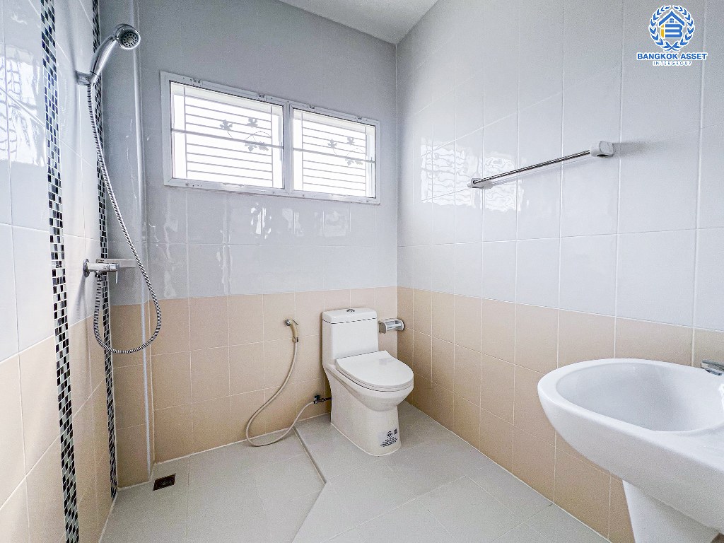 *****บ้านแฝดมือสอง โครงการ แลนซีโอ คริป ปิ่นเกล้า-วงแหวน หลังมุม เนื้อที่ 35 ตร.ว. ฟังก์ชัน 3 ห้องนอน 2 ห้องน้ำ บ้านสวยพร้อมอยู่ โครงการบนทำเลดี เชื่อมต่อถนนกาญจนาภิเษก ถนนศาลายา ถนนนครอินทร์ ใกล้รถไฟฟ้าสายสีม่วง "สถานีสามแยกบางใหญ่"