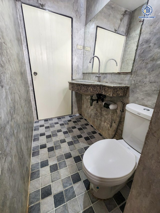 *****ทาวน์เฮ้าส์มือสองกรุงเทพมหานคร หมู่บ้าน โสสุนคร งามวงศ์วาน เนื้อที่ 17 ตร.ว. ฟังก์ชัน 2 ห้องนอน 2 ห้องน้ำ 1 ที่จอดรถ แถมฟรี! 2 เครื่องปรับอากาศ บนทำเลเดินทางสะดวก เชื่อมต่อ ถนนงามวงศ์วาน, ถนนวิภาวดีรังสิต ใกล้รถไฟฟ้าสายสีม่วง "สถานีศูนย์ราชการนนทบุรี" และจุดขึ้นทางด่วน "งามวงศ์วาน"