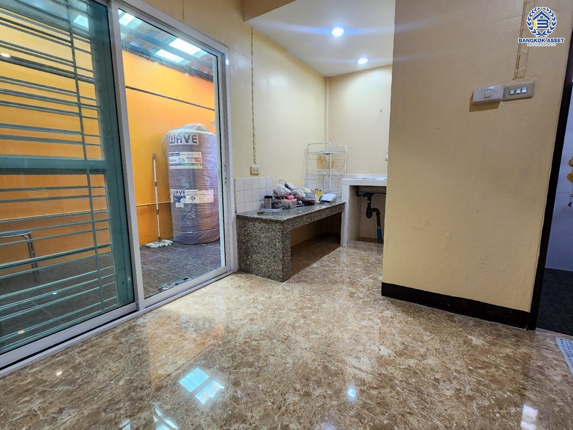 *****ทาวน์เฮ้าส์มือสองกรุงเทพมหานคร หมู่บ้าน โสสุนคร งามวงศ์วาน เนื้อที่ 17 ตร.ว. ฟังก์ชัน 2 ห้องนอน 2 ห้องน้ำ 1 ที่จอดรถ แถมฟรี! 2 เครื่องปรับอากาศ บนทำเลเดินทางสะดวก เชื่อมต่อ ถนนงามวงศ์วาน, ถนนวิภาวดีรังสิต ใกล้รถไฟฟ้าสายสีม่วง "สถานีศูนย์ราชการนนทบุรี" และจุดขึ้นทางด่วน "งามวงศ์วาน"