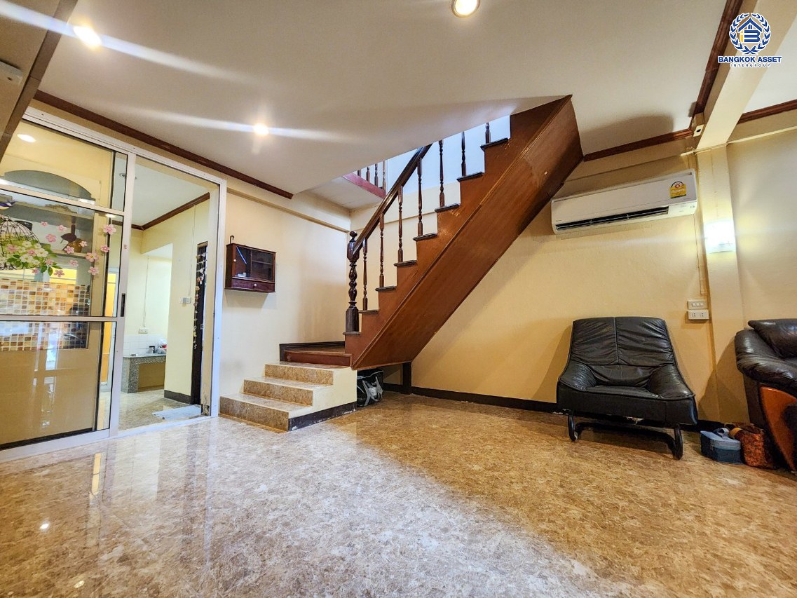 *****ทาวน์เฮ้าส์มือสองกรุงเทพมหานคร หมู่บ้าน โสสุนคร งามวงศ์วาน เนื้อที่ 17 ตร.ว. ฟังก์ชัน 2 ห้องนอน 2 ห้องน้ำ 1 ที่จอดรถ แถมฟรี! 2 เครื่องปรับอากาศ บนทำเลเดินทางสะดวก เชื่อมต่อ ถนนงามวงศ์วาน, ถนนวิภาวดีรังสิต ใกล้รถไฟฟ้าสายสีม่วง "สถานีศูนย์ราชการนนทบุรี" และจุดขึ้นทางด่วน "งามวงศ์วาน"