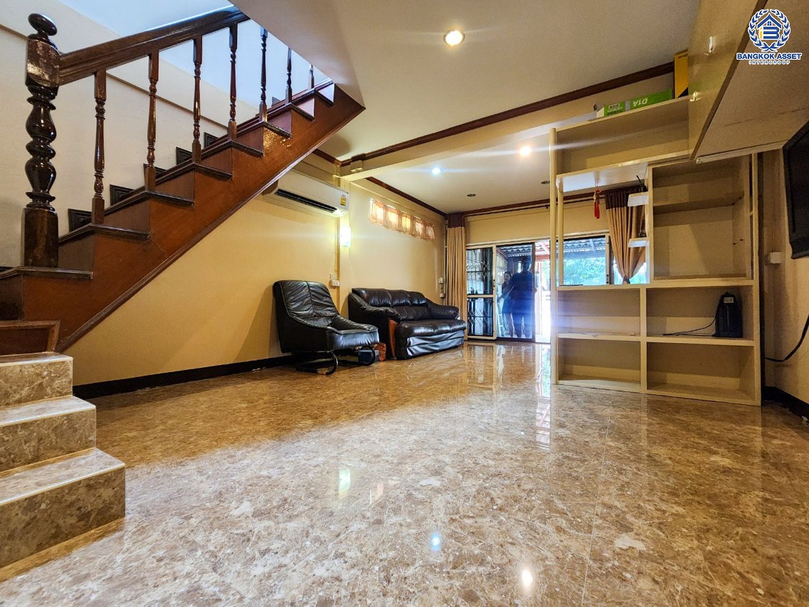 *****ทาวน์เฮ้าส์มือสองกรุงเทพมหานคร หมู่บ้าน โสสุนคร งามวงศ์วาน เนื้อที่ 17 ตร.ว. ฟังก์ชัน 2 ห้องนอน 2 ห้องน้ำ 1 ที่จอดรถ แถมฟรี! 2 เครื่องปรับอากาศ บนทำเลเดินทางสะดวก เชื่อมต่อ ถนนงามวงศ์วาน, ถนนวิภาวดีรังสิต ใกล้รถไฟฟ้าสายสีม่วง "สถานีศูนย์ราชการนนทบุรี" และจุดขึ้นทางด่วน "งามวงศ์วาน"