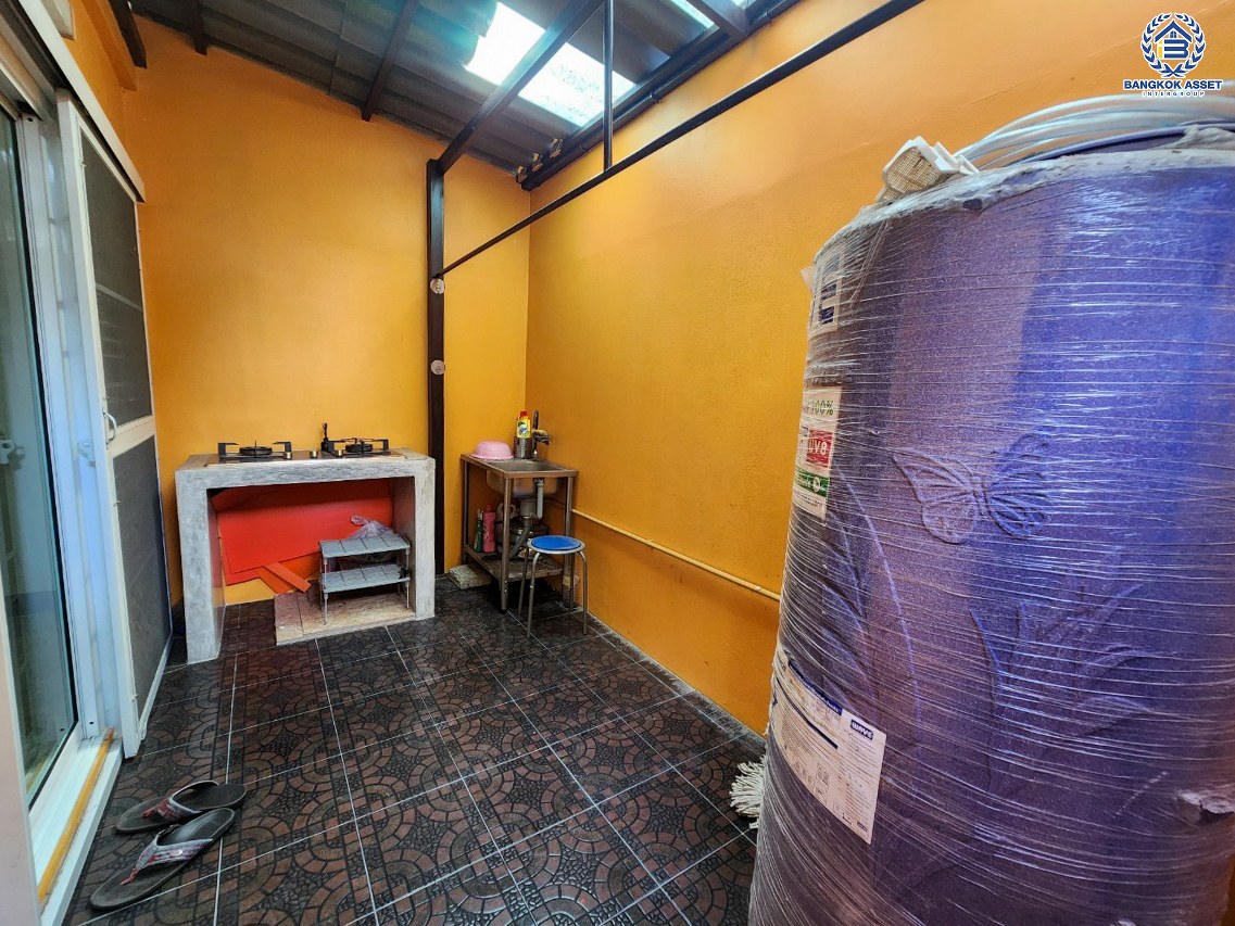 *****ทาวน์เฮ้าส์มือสองกรุงเทพมหานคร หมู่บ้าน โสสุนคร งามวงศ์วาน เนื้อที่ 17 ตร.ว. ฟังก์ชัน 2 ห้องนอน 2 ห้องน้ำ 1 ที่จอดรถ แถมฟรี! 2 เครื่องปรับอากาศ บนทำเลเดินทางสะดวก เชื่อมต่อ ถนนงามวงศ์วาน, ถนนวิภาวดีรังสิต ใกล้รถไฟฟ้าสายสีม่วง "สถานีศูนย์ราชการนนทบุรี" และจุดขึ้นทางด่วน "งามวงศ์วาน"