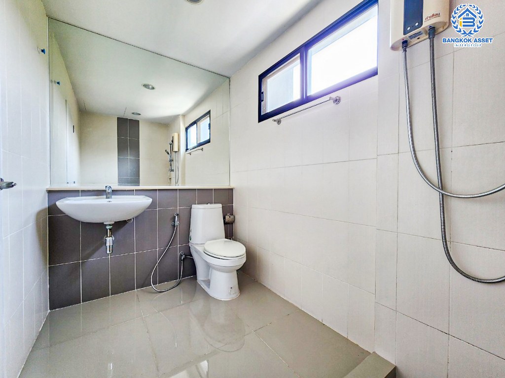 *****ทาวน์โฮม 3 ชั้นมือสอง โครงการ บ้านกลางเมือง พระราม2-พุทธบูชา เนื้อที่ 18.50 ตร.ว. ฟังก์ชัน 3 ห้องนอน 3 ห้องน้ำ 2 ที่จอดรถ บ้านสภาพดีเยี่ยม พร้อมอยู่ โครงการบนทำเลเดินทางสะดวก เชื่อมต่อถนนพุทธบูชา ถนนประชาอุทิศ ถนนสุขสวัสดิ์ ใกล้เซ็นทรัลพระราม2