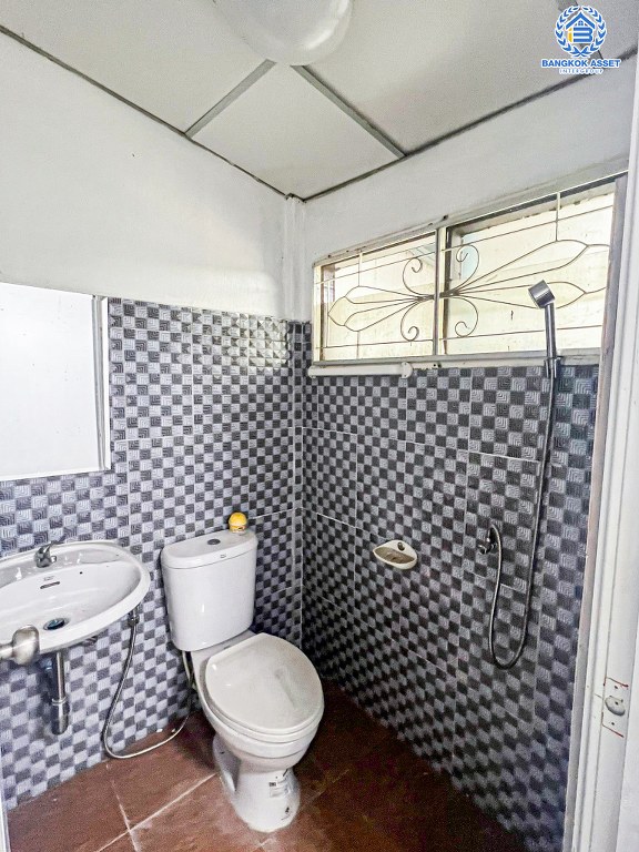 *****ทาวน์เฮ้าส์มือสอง โครงการ กฤษติญา3 ติวานนท์ เนื้อที่ 18 ตร.ว. ฟังก์ชัน 2 ห้องนอน 2 ห้องน้ำ 1 ที่จอดรถ โครงการบนทำเลเดินทางสะดวก เชื่อมต่อถนนติวานนท์ ถนนเลี่ยงเมืองปากเกร็ด ถนนแจ้งวัฒนะ ใกล้รถไฟฟ้าสายสีชมพู "สถานีห้าแยกปากเกร็ด"