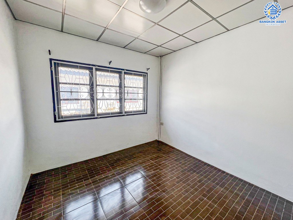 *****ทาวน์เฮ้าส์มือสอง โครงการ กฤษติญา3 ติวานนท์ เนื้อที่ 18 ตร.ว. ฟังก์ชัน 2 ห้องนอน 2 ห้องน้ำ 1 ที่จอดรถ โครงการบนทำเลเดินทางสะดวก เชื่อมต่อถนนติวานนท์ ถนนเลี่ยงเมืองปากเกร็ด ถนนแจ้งวัฒนะ ใกล้รถไฟฟ้าสายสีชมพู "สถานีห้าแยกปากเกร็ด"