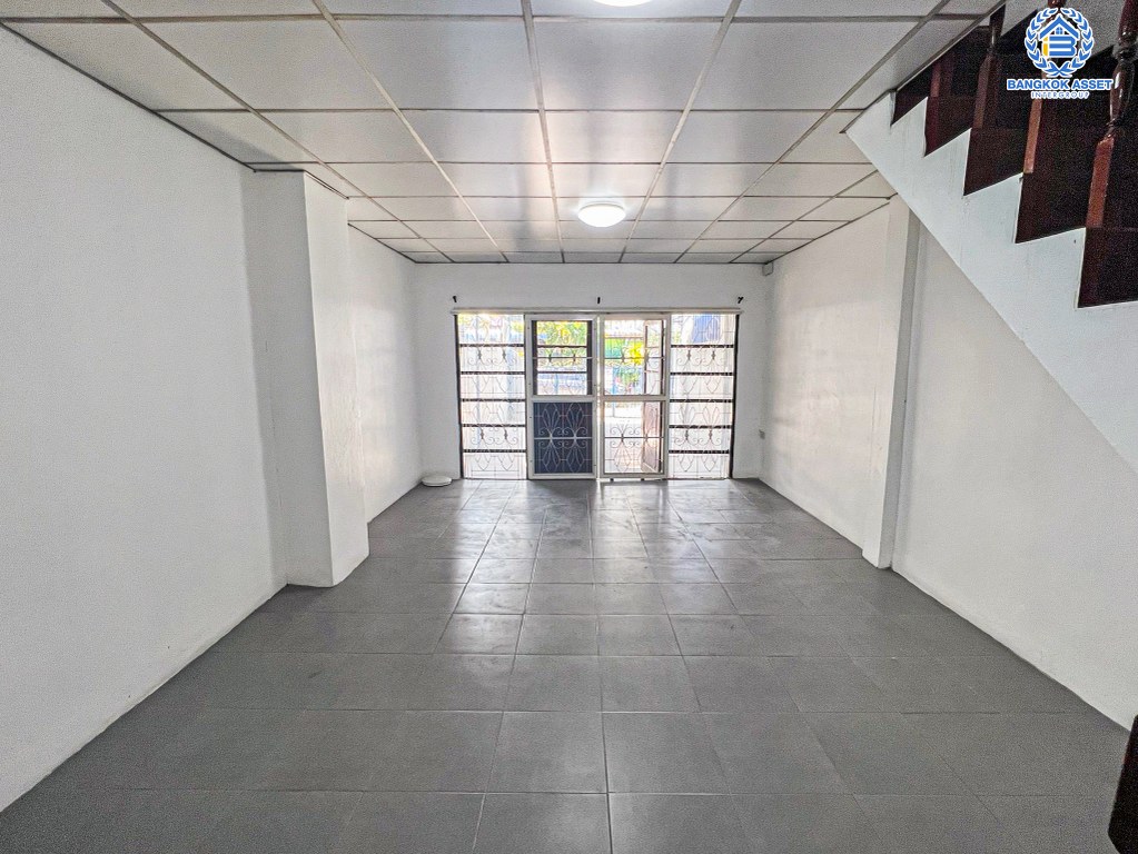 *****ทาวน์เฮ้าส์มือสอง โครงการ กฤษติญา3 ติวานนท์ เนื้อที่ 18 ตร.ว. ฟังก์ชัน 2 ห้องนอน 2 ห้องน้ำ 1 ที่จอดรถ โครงการบนทำเลเดินทางสะดวก เชื่อมต่อถนนติวานนท์ ถนนเลี่ยงเมืองปากเกร็ด ถนนแจ้งวัฒนะ ใกล้รถไฟฟ้าสายสีชมพู "สถานีห้าแยกปากเกร็ด"