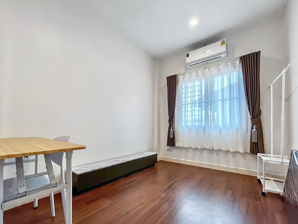 ทาวน์เฮ้าส์มือสอง โครงการ ลิฟวิ่งพาร์ค พระราม5 เนื้อที่ 19.90 ตร.ว. ฟังก์ชัน 3 ห้องนอน 3 ห้องน้ำ 2 ที่จอดรถ พื้นที่ใช้สอยกว้าง 160 ตร.ม. พร้อมเครื่องปรับอากาศ เฟอร์นิเจอร์ และเครื่องใช้ไฟฟ้า พร้อมเข้าอยู่ โครงการบนทำเลแห่งการเดินทาง เชื่อมต่อถนนนครอินทร์ ถนนบางศรีเมือง