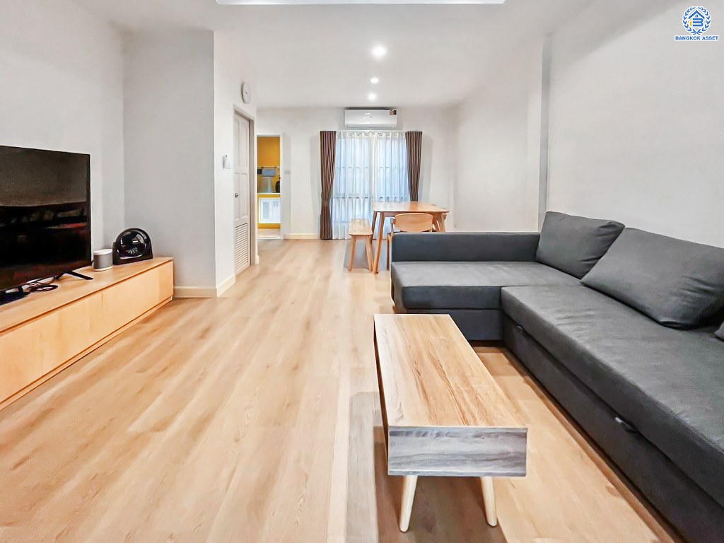 ทาวน์เฮ้าส์มือสอง โครงการ ลิฟวิ่งพาร์ค พระราม5 เนื้อที่ 19.90 ตร.ว. ฟังก์ชัน 3 ห้องนอน 3 ห้องน้ำ 2 ที่จอดรถ พื้นที่ใช้สอยกว้าง 160 ตร.ม. พร้อมเครื่องปรับอากาศ เฟอร์นิเจอร์ และเครื่องใช้ไฟฟ้า พร้อมเข้าอยู่ โครงการบนทำเลแห่งการเดินทาง เชื่อมต่อถนนนครอินทร์ ถนนบางศรีเมือง