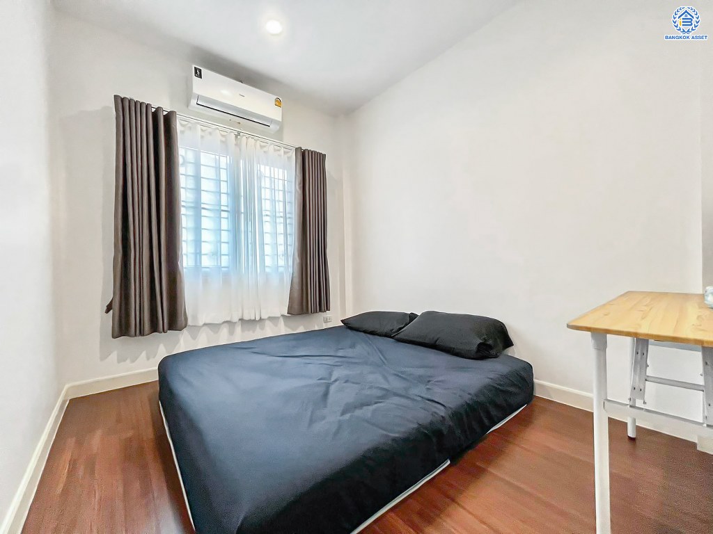 ทาวน์เฮ้าส์มือสอง โครงการ ลิฟวิ่งพาร์ค พระราม5 เนื้อที่ 19.90 ตร.ว. ฟังก์ชัน 3 ห้องนอน 3 ห้องน้ำ 2 ที่จอดรถ พื้นที่ใช้สอยกว้าง 160 ตร.ม. พร้อมเครื่องปรับอากาศ เฟอร์นิเจอร์ และเครื่องใช้ไฟฟ้า พร้อมเข้าอยู่ โครงการบนทำเลแห่งการเดินทาง เชื่อมต่อถนนนครอินทร์ ถนนบางศรีเมือง