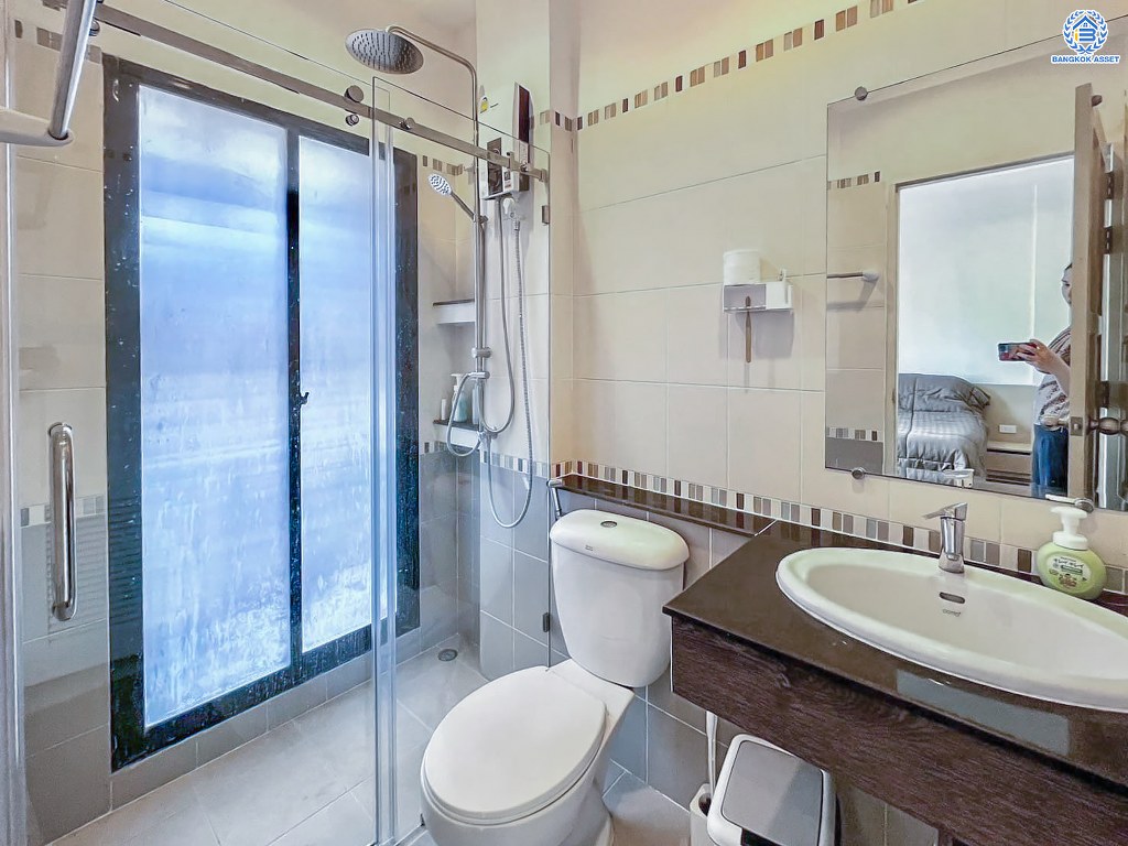 ทาวน์เฮ้าส์มือสอง โครงการ ลิฟวิ่งพาร์ค พระราม5 เนื้อที่ 19.90 ตร.ว. ฟังก์ชัน 3 ห้องนอน 3 ห้องน้ำ 2 ที่จอดรถ พื้นที่ใช้สอยกว้าง 160 ตร.ม. พร้อมเครื่องปรับอากาศ เฟอร์นิเจอร์ และเครื่องใช้ไฟฟ้า พร้อมเข้าอยู่ โครงการบนทำเลแห่งการเดินทาง เชื่อมต่อถนนนครอินทร์ ถนนบางศรีเมือง