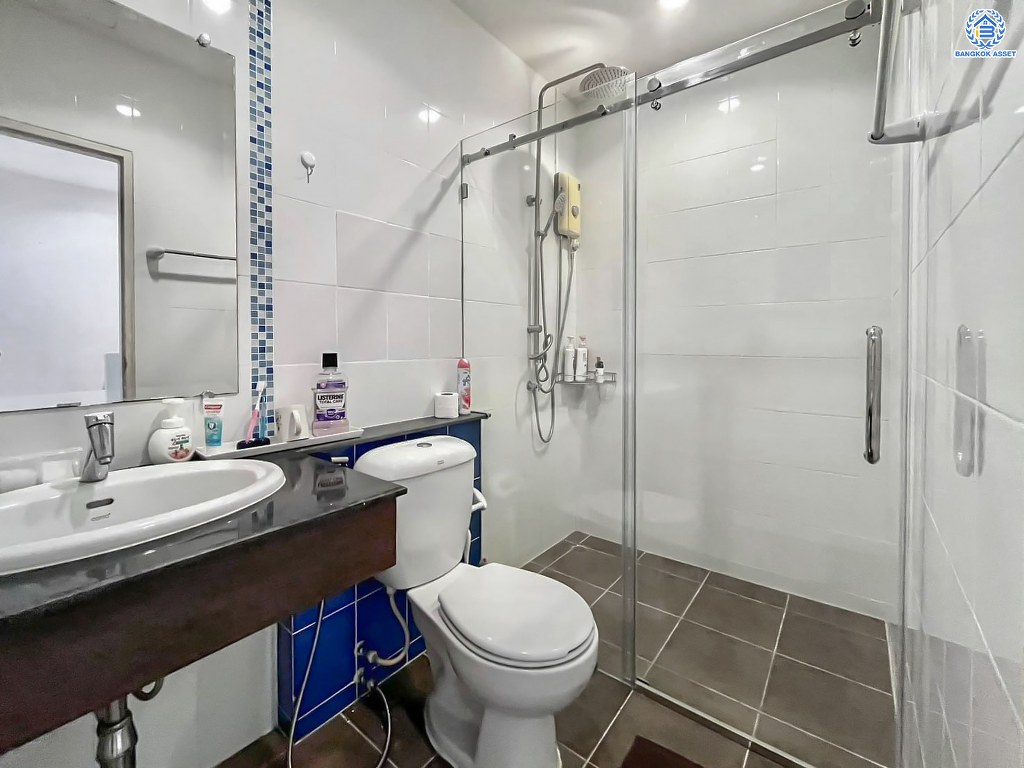 ทาวน์เฮ้าส์มือสอง โครงการ ลิฟวิ่งพาร์ค พระราม5 เนื้อที่ 19.90 ตร.ว. ฟังก์ชัน 3 ห้องนอน 3 ห้องน้ำ 2 ที่จอดรถ พื้นที่ใช้สอยกว้าง 160 ตร.ม. พร้อมเครื่องปรับอากาศ เฟอร์นิเจอร์ และเครื่องใช้ไฟฟ้า พร้อมเข้าอยู่ โครงการบนทำเลแห่งการเดินทาง เชื่อมต่อถนนนครอินทร์ ถนนบางศรีเมือง