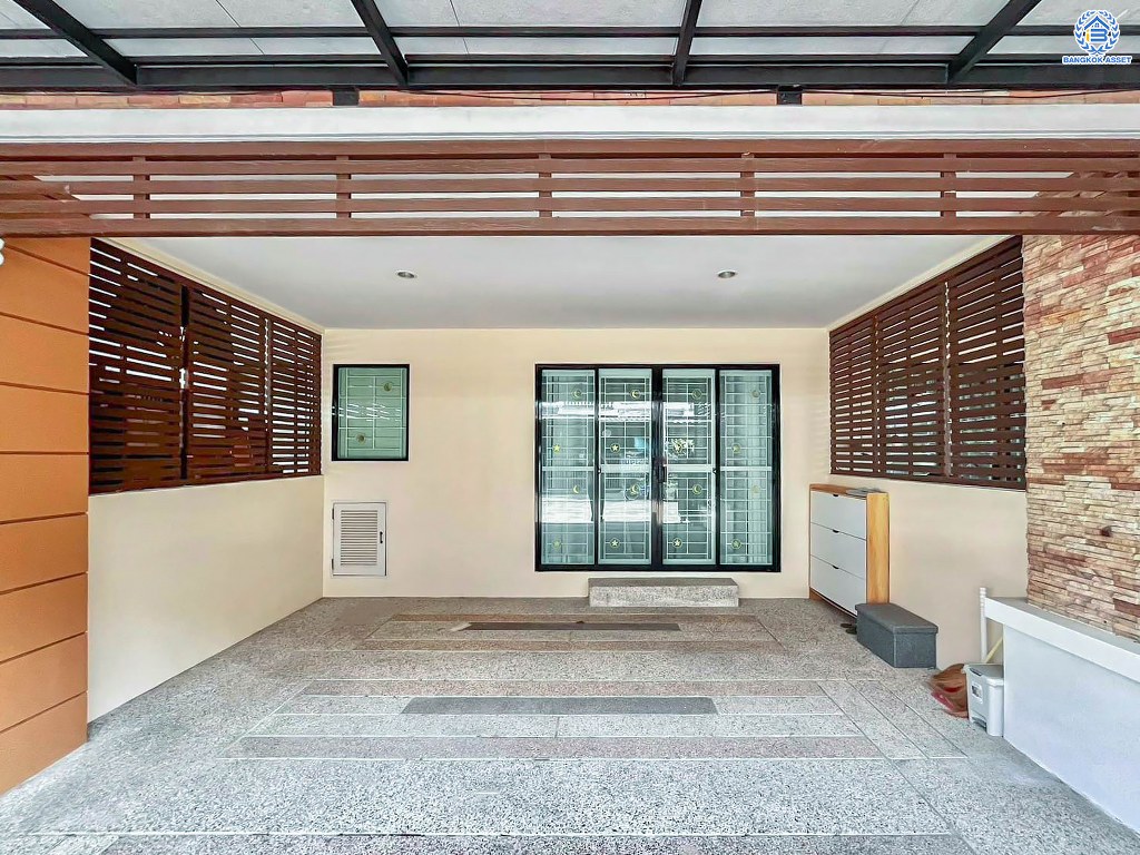 ทาวน์เฮ้าส์มือสอง โครงการ ลิฟวิ่งพาร์ค พระราม5 เนื้อที่ 19.90 ตร.ว. ฟังก์ชัน 3 ห้องนอน 3 ห้องน้ำ 2 ที่จอดรถ พื้นที่ใช้สอยกว้าง 160 ตร.ม. พร้อมเครื่องปรับอากาศ เฟอร์นิเจอร์ และเครื่องใช้ไฟฟ้า พร้อมเข้าอยู่ โครงการบนทำเลแห่งการเดินทาง เชื่อมต่อถนนนครอินทร์ ถนนบางศรีเมือง